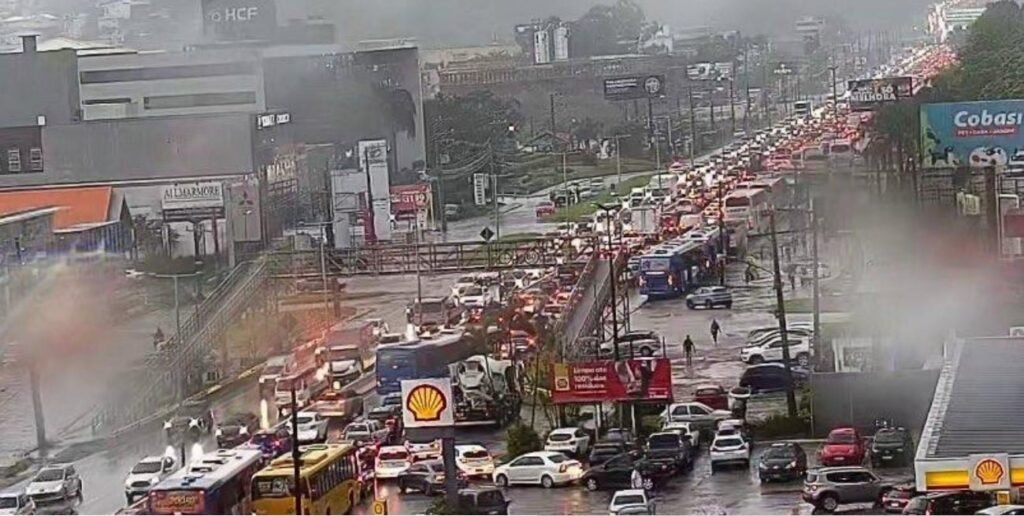 Inundaciones devastadoras en Florianópolis: cómo la feroz lluvia creó una crisis climática y provocó deslizamientos y derrumbes en la ciudad.