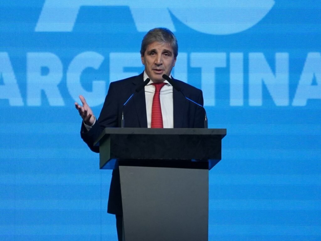 Luis Caputo defiende las retenciones fiscales