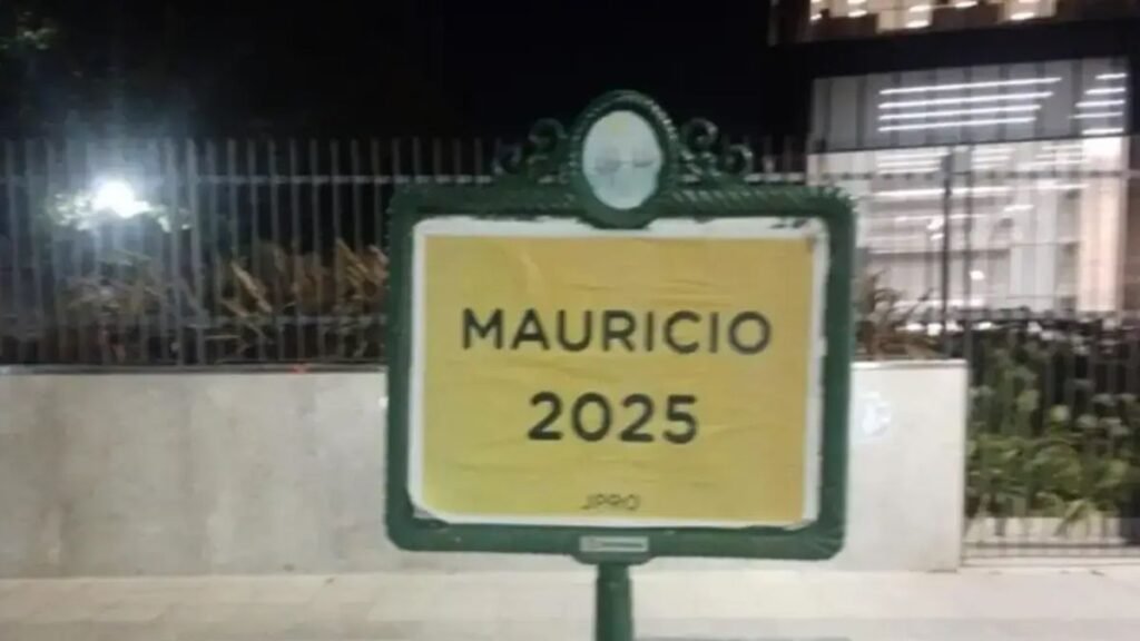 Macri impulsa su candidatura con afiches por toda la ciudad