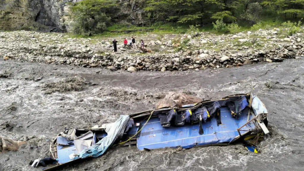 Micro se desbarranca y cae al río: 6 muertos y 17 desaparecidos