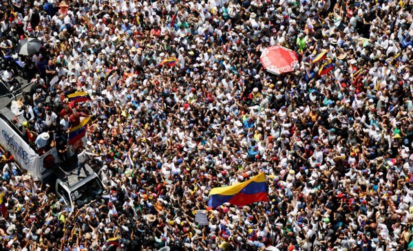 Protesta masiva en Caracas contra Maduro y su gobierno