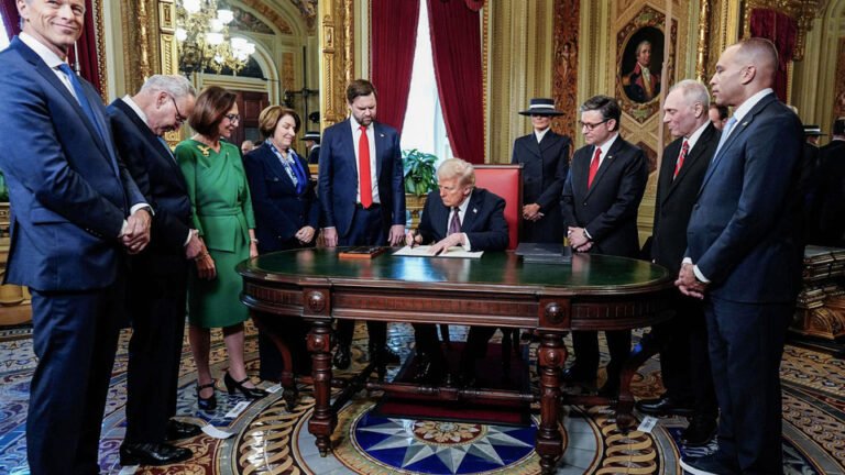 Trump indulta a procesados del Capitolio en su primer día