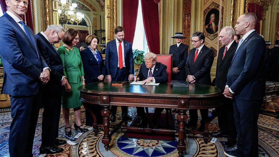Trump indulta a procesados del Capitolio en su primer día