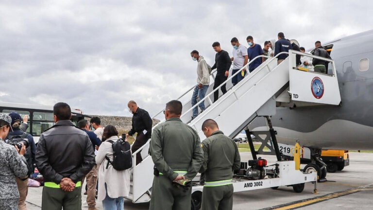Petro busca mejorar repatriación de colombianos