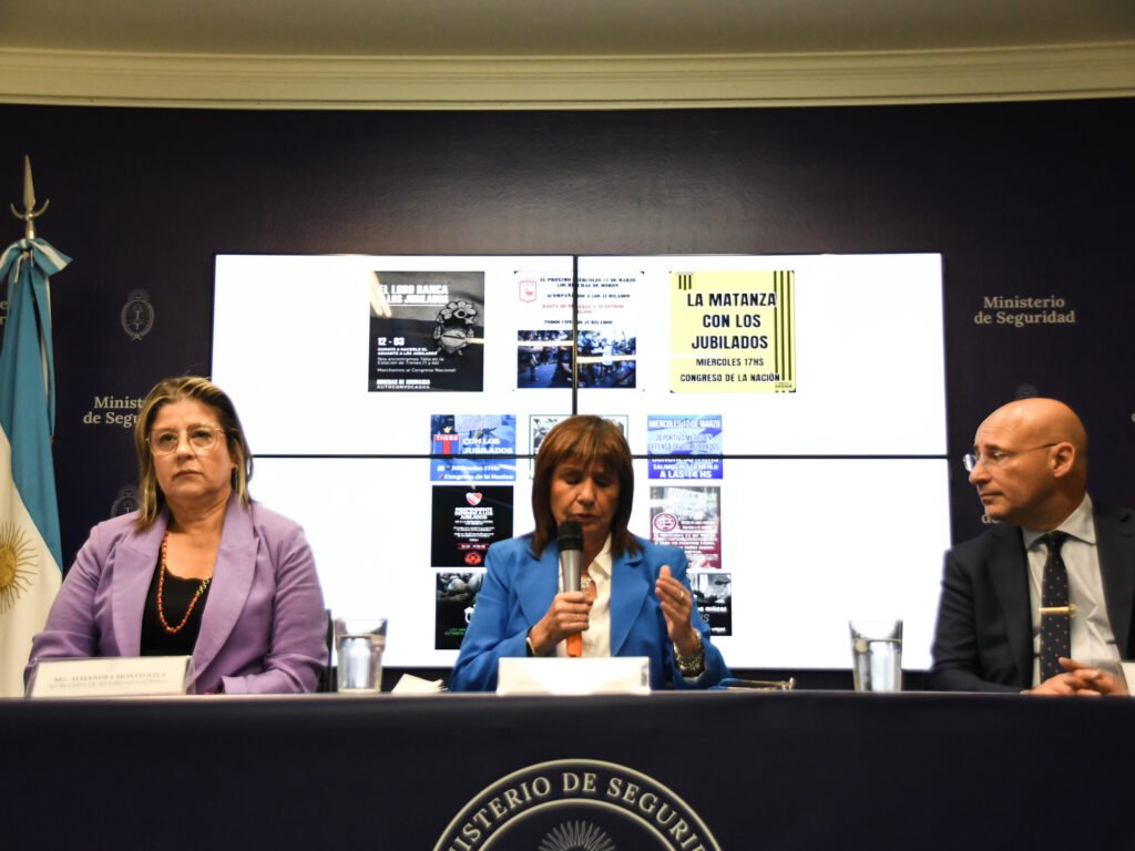 Bullrich exige a clubes la expulsión de socios que participaron en marcha de jubilados: ¿Qué significa esto para el fútbol argentino?