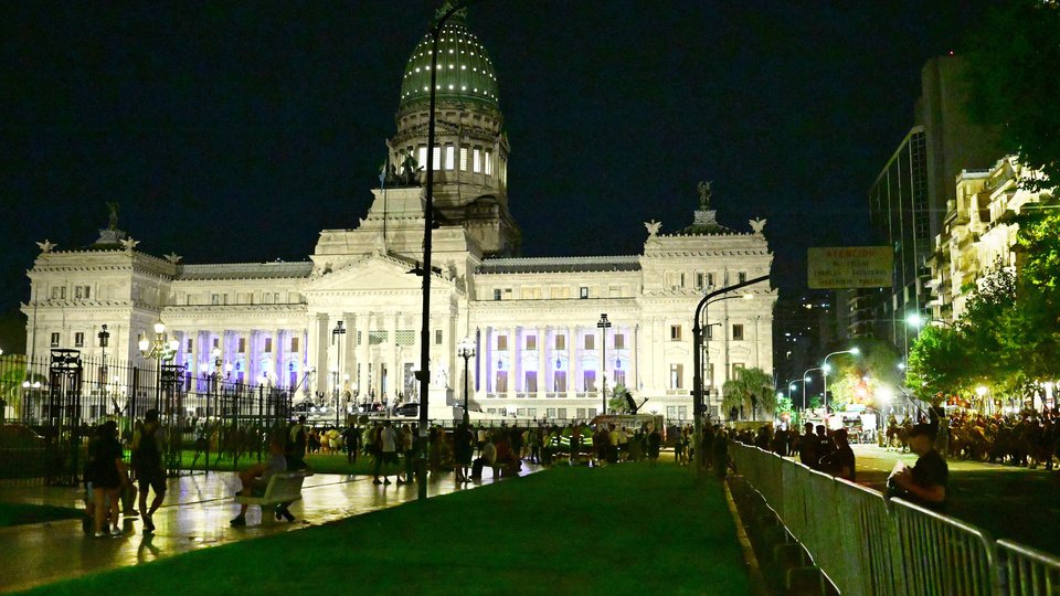 Cacerolazos vacíos en el Congreso argentino