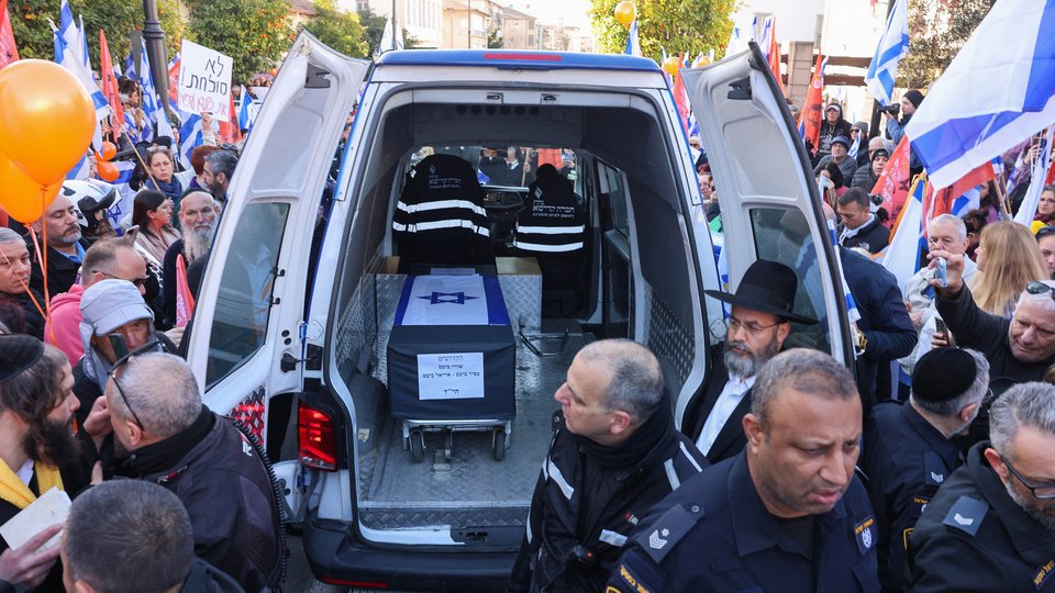 Despedida emotiva a la familia Bibas en Israel