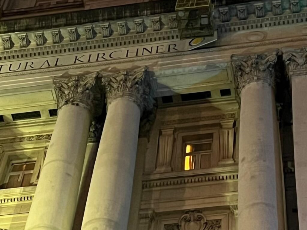 Gobierno Elimina Nombre de Néstor Kirchner del Palacio Libertad: ¿Un Cambio Simbólico en la Política Argentina?