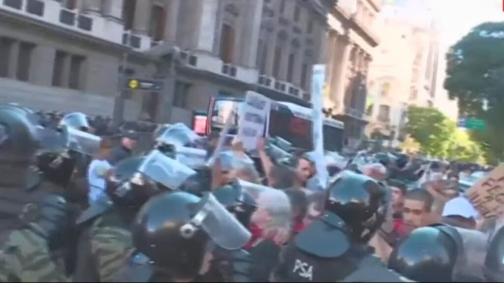 Jubilados Marchan Frente al Congreso: Protesta Masiva y Alto Contingente de Seguridad en el Corazón de la Capital