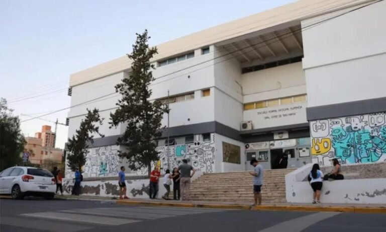 Brutal Ataque en Escuela de Neuquén: Directora Desfigurada a Golpes en Escalofriante Episodio de Violencia Escolar
