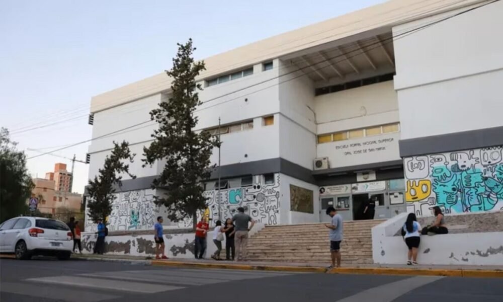 Brutal Ataque en Escuela de Neuquén: Directora Desfigurada a Golpes en Escalofriante Episodio de Violencia Escolar