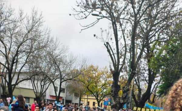 Procesión Vibrante en el Barrio: Celebrando a Nuestra Señora de Luján con Fe y Tradición