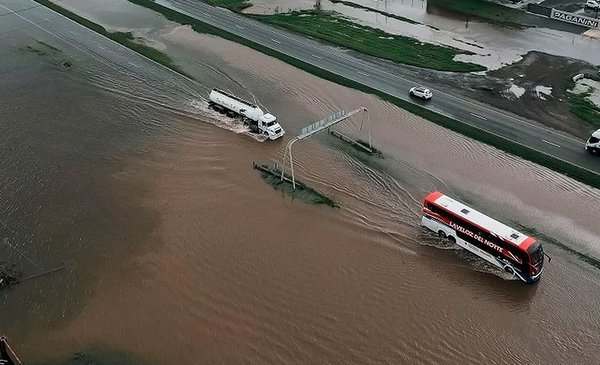 Rescate heroico: 37 estudiantes y docentes liberados tras quedar varados en la Ruta 9