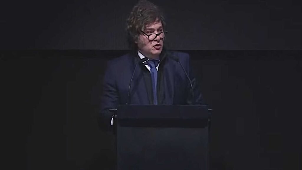 Javier Milei Desata Controversia en el Congreso Libertario de La Plata con Insultos a Kicillof