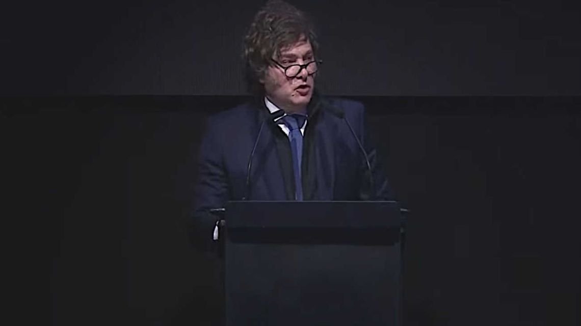 Javier Milei Desata Controversia en el Congreso Libertario de La Plata con Insultos a Kicillof