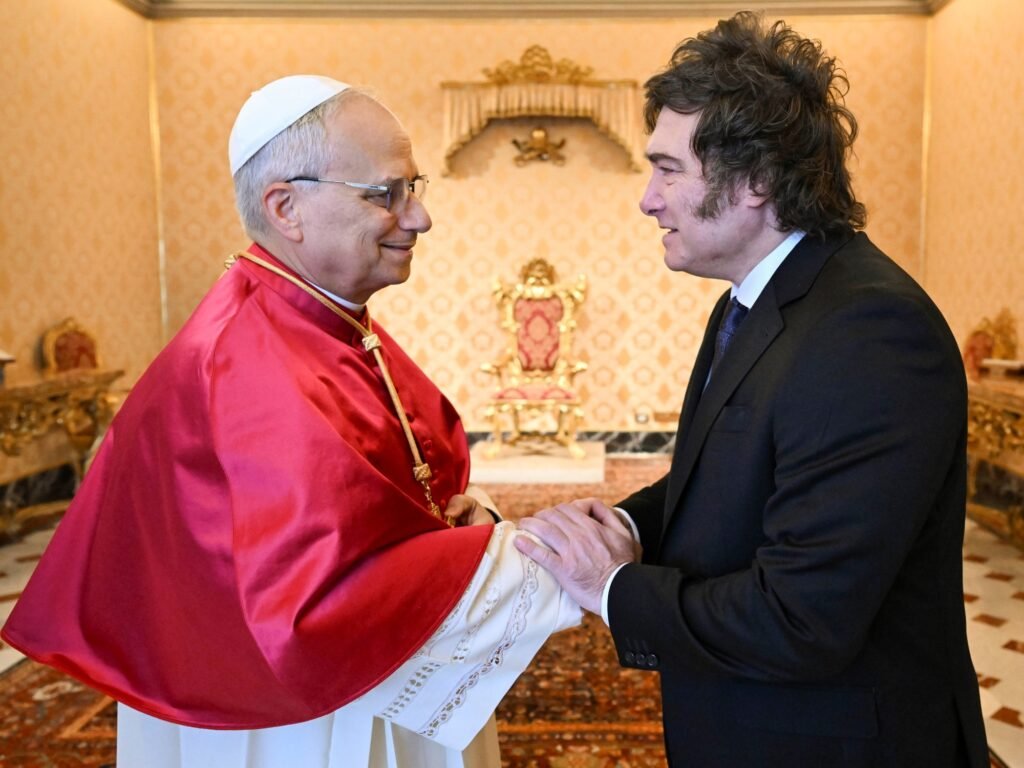 Milei Intenta Acercarse al Nuevo Papa Mientras la Iglesia Argentina Expresa Fuertes Críticas